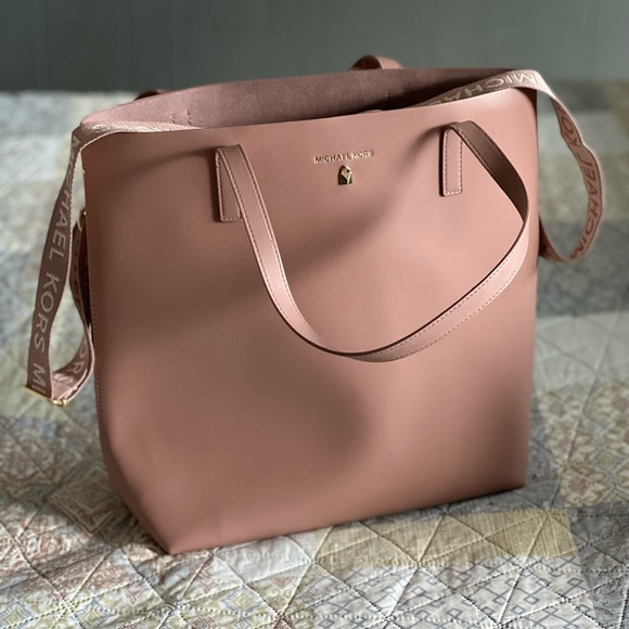 MICHAEL Michael Kors Handbags - Michael Kors Mauve Tote Purse With Strap.